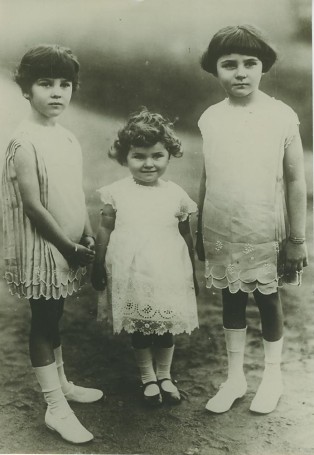 king-fouad-is-daughters-1920s.jpg